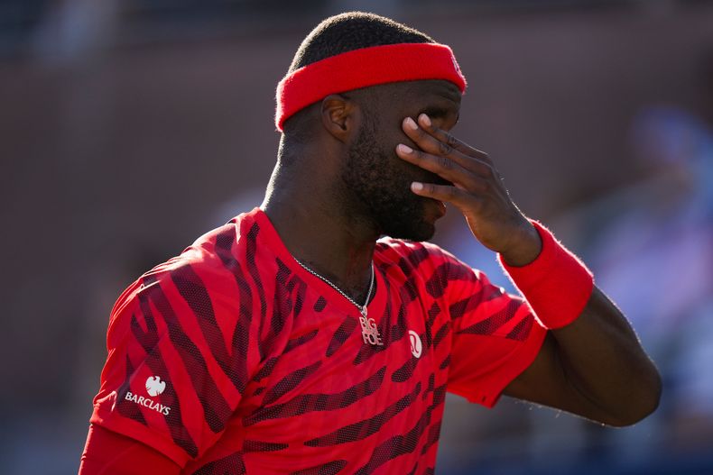 Frances Tiafoe reacciona tras un peloteo contra Jan-Lennard Struff durante la tercera ronda del Abierto de Estados Unidos, el 29 de agosto de 2025, en Nueva York. (AP Foto/Seth Wenig)