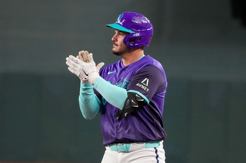 Nolan Arenado, de los Diamondbacks de Arizona, aplaude tras empujar una carrera en el juego ante los Azulejos de Toronto, el viernes 17 de abril de 2026 (AP Foto/Darryl Webb)