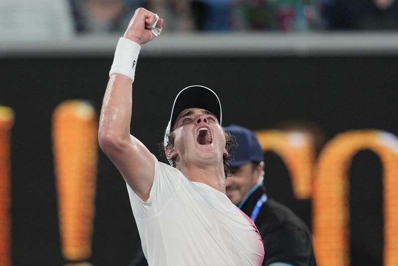 El brasileño Joao Fonseca celebra tras derrotar al ruso Andrey Rublev en su partido de primera ronda del Abierto de Australia de tenis en Melbourne, Australia, el martes 14 de enero de 2025. (AP Foto/Asanka Brendon Ratnayake)
