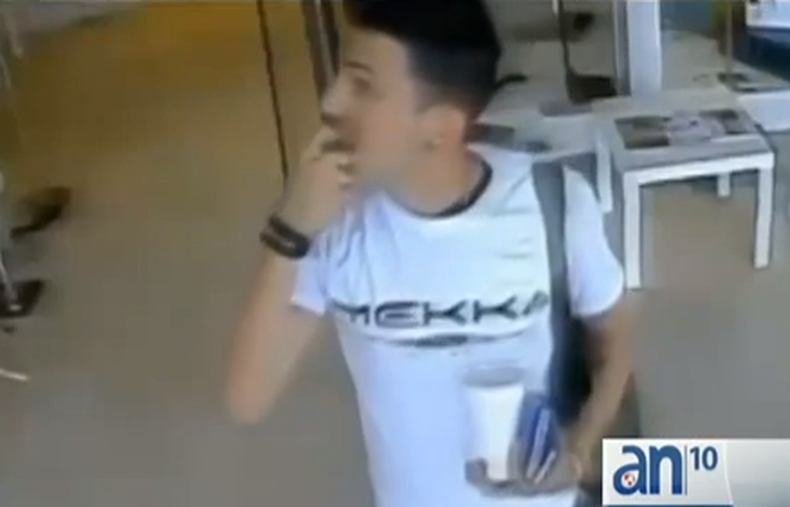 Decidió llevarse una lámpara "de recuerdo"