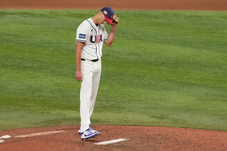 El pitcher de Estados Unidos Tyler Rogers deja el montículo en la novena entrada del juego por el campeonato del Clásico Mundial ante Venezuela el martes 17 de marzo del 2026. (AP Foto/Lynne Sladky)