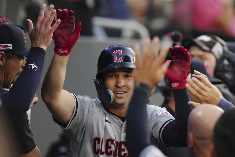 Will Brennan, de los Guardianes de Cleveland, es felicitado por su jonrón solitario en contra de los Azulejos de Toronto durante la cuarta entrada del juego de béisbol el viernes 14 de junio de 2024, en Toronto. (Chris Young/The Canadian Press vía AP)