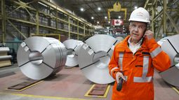 El primer ministro electo de Canadá Mark Carney en la planta metalúrgica ArcelorMittal Dofasco en Hamilton, Ontario, el 12 de marzo del 2025. (Nathan Denette/The Canadian Press via AP)