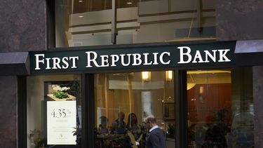 ARCHIVO - Un peatón pasa ante una oficina de First Republic Bank en San Francisco el 26 de abril de 2023. (AP Foto/Jeff Chiu, Archivo)