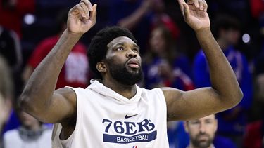 Joel Embiid, de los 76ers de Filadelfia, camina rumbo al calentamiento previo al Juego 1 de la serie de primera ronda del baloncesto de la NBA en contra de los Nets de Brooklyn, el sábado 15 de abril de 2023, en Filadelfia. No se sabe si estará listo para el inicio de la serie contra los Celtics de Boston. (AP Foto/Derik Hamilton)