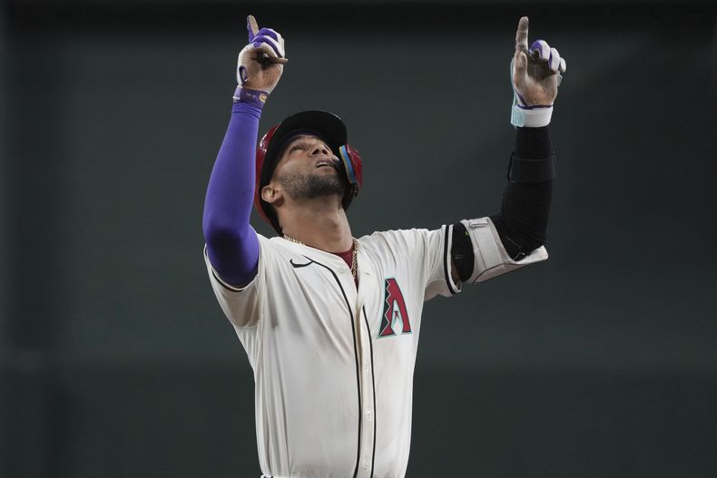 El cubano Lourdes Gurriel Jr., de los Diamondbacks de Arizona, festeja luego de conectar un sencillo ante los Piratas de Pittsburgh, el viernes 26 de julio de 2024 (AP Foto/Rick Scuteri)