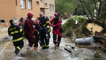 En esta imagen de archivo, una residente es evacuada de su casa inundada en Jesenik, República Checa, el 15 de septiembre de 2024. (AP Foto/Petr David Josek, archivo)