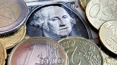 dolar alcanza casi la paridad con euro por 1a vez en 20 anos