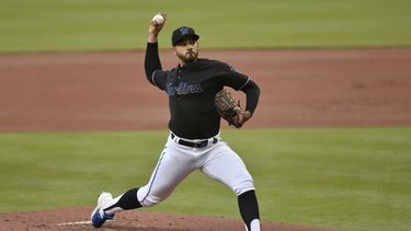 rojas y marlins sacuden ofensiva, vencen 7-3 a rockies