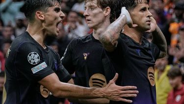 Joao Cancelo (derecha) celebra tras anotar el primer gol del Barcelona ante Galatasaray en la Liga de Campeones, el martes 13 de octubre de 2026, en Estambul. (AP Foto/Khalil Hamra)