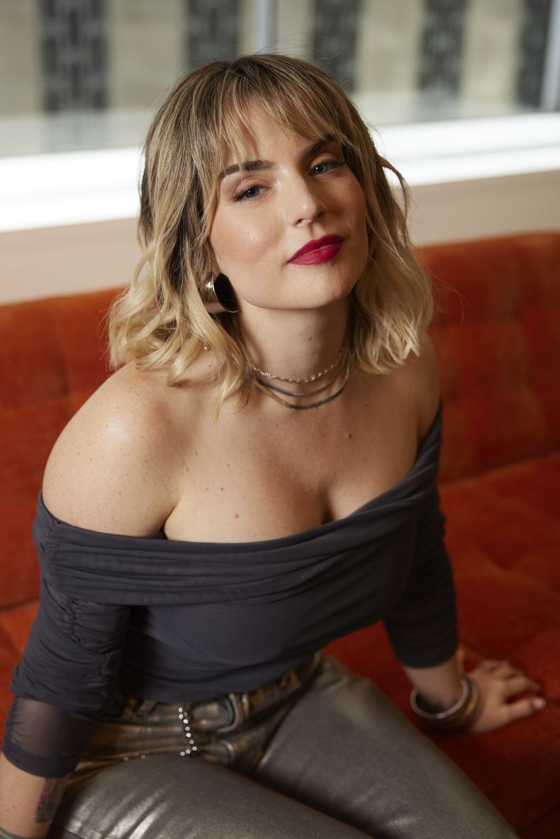 La cantante Joanna Levesque, que saltó a la fama como JoJo cuando tenía 13 años, posa para promover sus memorias, Over the Influence, el miércoles 18 de septiembre de 2024 en Nueva York. (Foto Matt Licari/Invision/AP)