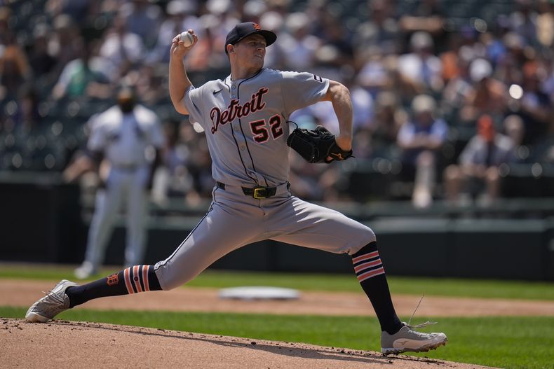 Troy Melton (52) de los Tigres de Detroit lanza contra los Medias Blancas de Chicago, el miércoles 13 de agosto e 2025, en Chicago. (AP Foto/Erin Hooley)