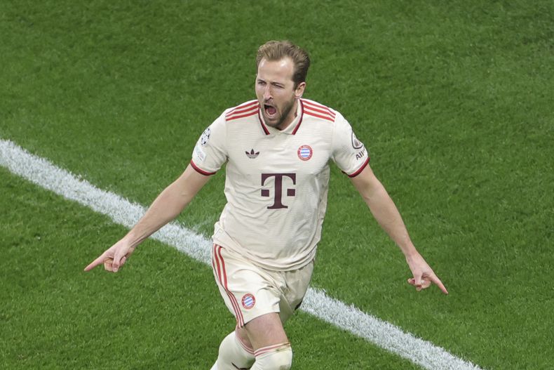 Harry Kane del Bayern Munich celebra tras abrir el marcador en el duelo de vuelta de los octavos de final de la Liga de Campeones ante el Bayer Leverkusen el martes 11 de marzo del 2025. (Rolf Vennenbernd/dpa via AP)