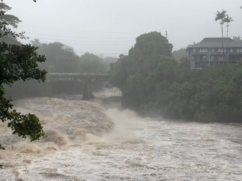 Imagen de la crecida de las aguas en el puente Wainaku Street en Hilo, en la Isla Grande de Hawai, el sábado 15 de agosto de 2026. (Taylor Cozloff/Civil Beat vía AP