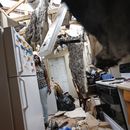 Natasha Ducre revisa la cocina de su vivienda devastada, la cual perdió buena parte del techo durante el paso del huracán Milton, el 10 de octubre de 2024, en Palmetto, Florida. (AP Foto/Rebecca Blackwell, Archivo)