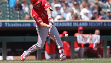 Mike Trout de los Angelinos de Los Ángeles batea un doble en la tercera entrada ante los Mellizos de Minnesota el sábado 11 de julio del 2026. (AP Foto/Bailey Hillesheim)