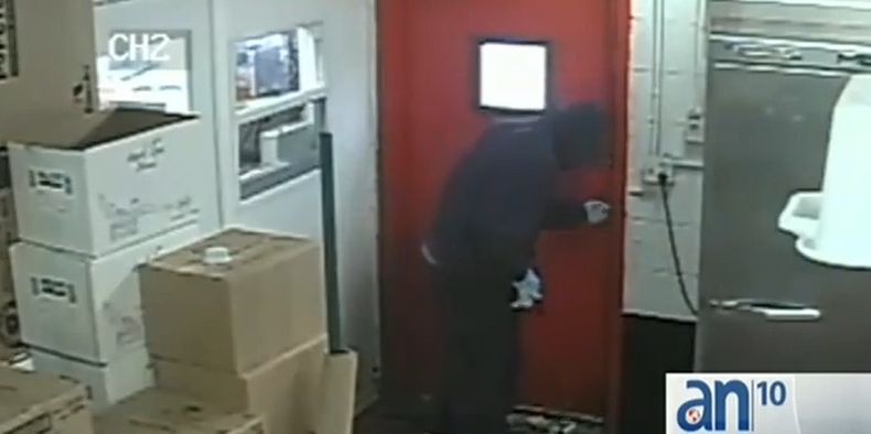 Prosigue la búsqueda de un ladrón que armado de una pistola irrumpió en un restaurante de comida rápida.