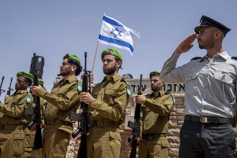 Soldados de la guardia de honor israelí saludan durante el funeral del comandante de la reserva israelí Dor Zimel en Even Yehuda, Israel, el lunes 22 de abril de 2024. (AP Foto/Ariel Schalit)