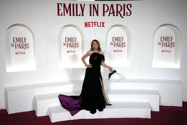 La actriz Philippine Leroy-Beaulieu llega al estreno de Emily in Paris, en Roma, el martes 10 de septiembre de 2024. (Foto AP/Andrew Medichini)