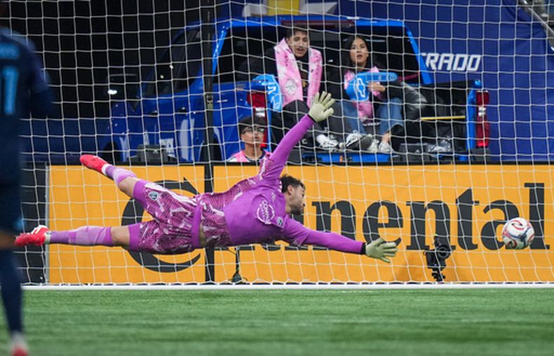 John Pulskamp, del Sporting Kansas City, recibe un gol del ecuatoriano Bruno Caicedo, de los Whitecaps de Vancouver, en el partido de la MLS disputado el viernes 17 de abril de 2026 (Darryl Dyck/The Canadian Press via AP)