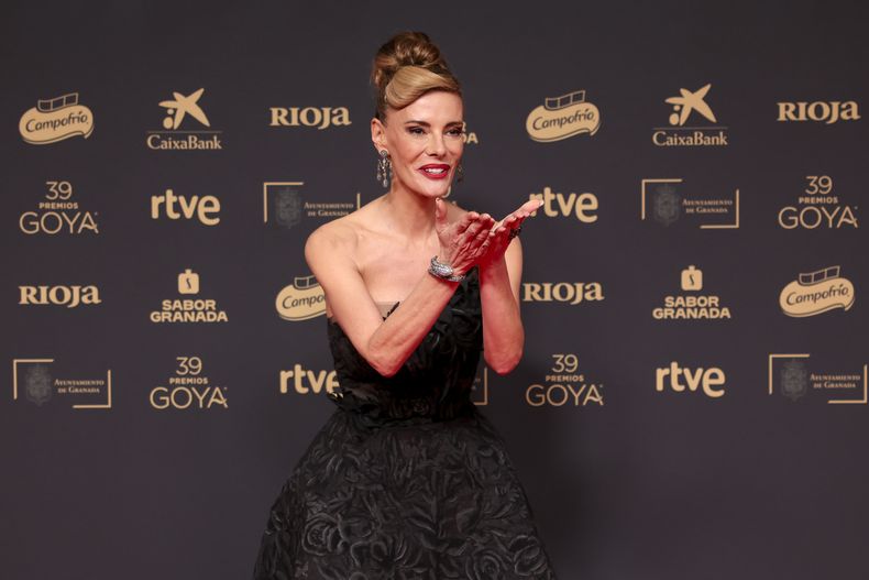 Paula Vazquez llega a la 39ª edición de los Premios Goya en Granada, España, el sábado 8 de febrero de 2025, en Granada. (Foto AP/Fermin Rodriguez)
