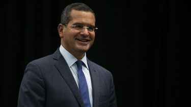 el gobernador anuncia aumento de $500 mensuales para los oficiales correccionales