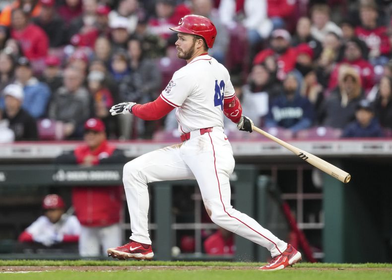 Gavin Lux, de los Rojos de Cincinnati, observa su sencillo productor ante los Marineros de Seattle el martes 15 de abril de 2025 (AP Foto/Jeff Dean)
