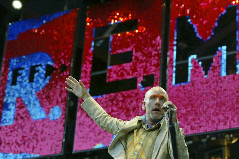 ARCHIVO - Michael Stipe, de la banda R.E.M., durante su concierto en el Volkspark de Hamburgo en Alemania el 1 de julio de 2003. Hace 25 años R.E.M. lanzó su álbum Up, el primero de la banda como trío. (Foto AP /Christof Stache, archivo)
