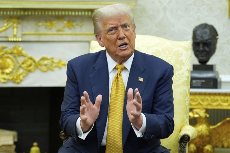 El presidente estadounidense Donald Trump se reúne con su homólogo filipino, Ferdinand Marcos Jr., en el Despacho Oval de la Casa Blanca, el martes 22 de julio de 2025, en Washington. (AP Foto/Alex Brandon)