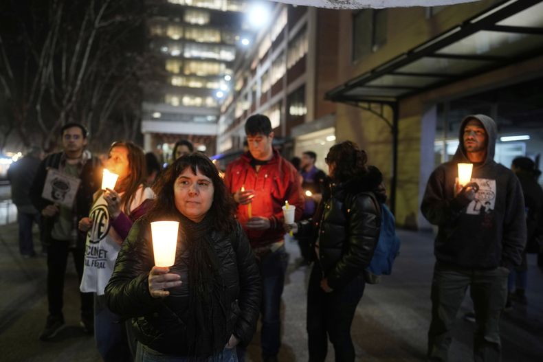 Manifestantes marchan con velas durante una protesta de los trabajadores del Consejo Nacional de Investigaciones Científicas y Técnicas en demanda de mayor financiación en Buenos Aires, Argentina, el miércoles 6 de agosto de 2025. (AP Foto/Natacha Pisarenko)