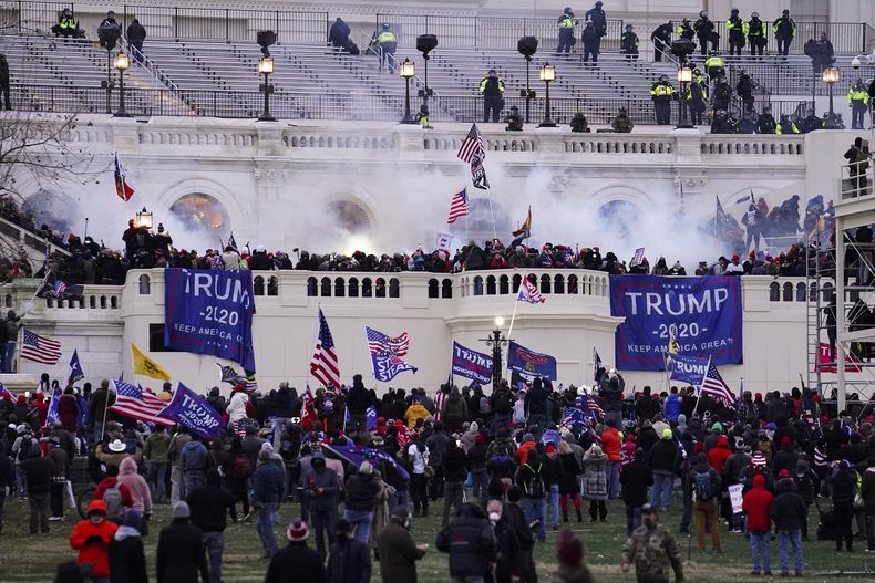 El asalto al Capitolio estadounidense en Washington el 6 de enero del 2021. (Foto AP/John Minchillo)