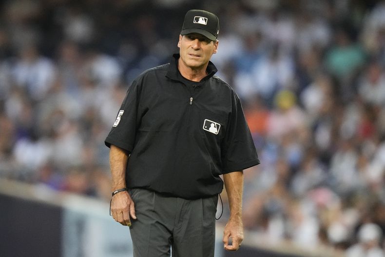 ARCHIVO - El umpire Ángel Hernández observa durante la primera entrada del juego de béisbol entre los Yankees de Nueva York y los Astros de Houston, el 4 de agosto de 2023, en Nueva York. El veterano Hernández, quien demandó sin éxito a las Grandes Ligas por discriminación racial, se retira de inmediato, anunció el lunes 27 de mayo de 2024. (Foto AP/Frank Franklin II, archivo)