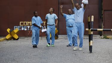 ARCHIVO - Personas detenidas durante una represión gubernamental luego de protestas contra los resultados de las elecciones presidenciales salen de la prisión Yare 3 tras su liberación, en San Francisco de Yare, Venezuela, el 16 de noviembre de 2024. (AP Foto/Cristian Hernández, Archivo)
