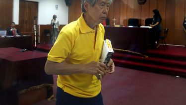 americateve | El encarcelado expresidente peruano Alberto Fujimori es fotografiado en un tribunal de Lima, Per&uacute;, el jueves 13 de marzo de 2014.  Fujimori, condenado por cr&iacute;menes de lesa humanidad, sufri&oacute; un infarto cerebral aunque se encuentra cons