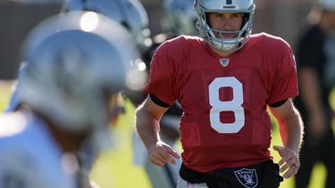 El quarterback de los Raiders de Las Vegas, Kirk Cousins (8), calienta durante la práctica en el campamento de entrenamiento de fútbol americano de la NFL del equipo el martes 4 de agosto de 2026, en Henderson, Nevada. (Foto AP/John Locher)