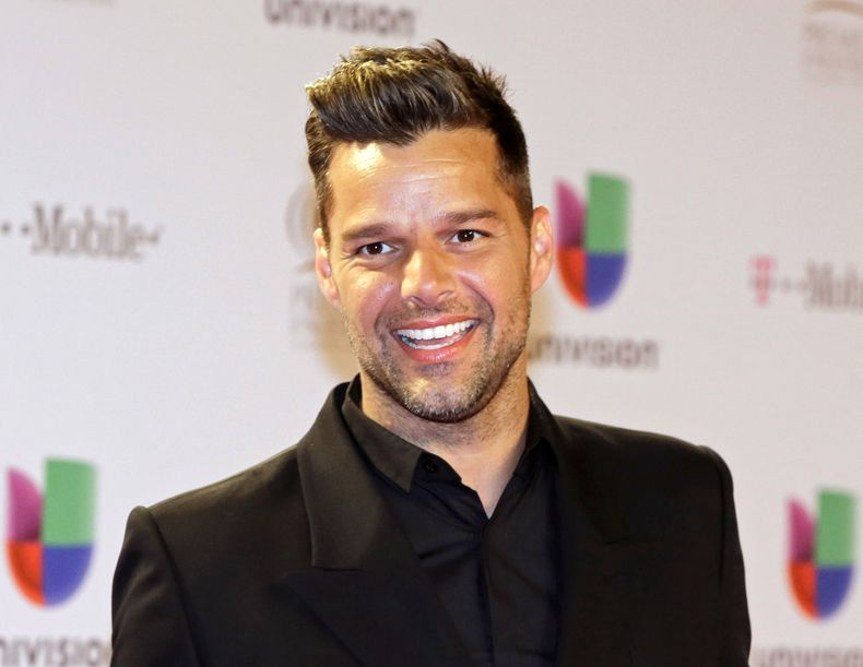 En esta foto del 21 de febrero del 2013, Ricky Martin llega a la ceremonia del Premio Lo Nuestro de la M&uacute;sica Latina en Miami. Martin anunci&oacute; el lanzamiento de PiccoloUniverse.com, un cibersitio comunitario multiling&uuml;e para padres y mad