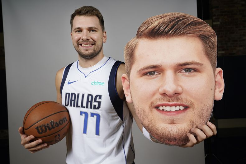El armador de los Mavericks de Dallas, Luka Doncic posa para la foto durante el día de medios del baloncesto de la NBA en Dallas, el viernes 29 de septiembre de 2023. (AP Foto/LM Otero)