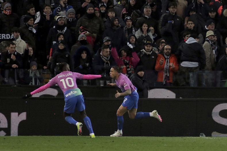 Noah Okafor, del Milan, festeja un tanto en el encuentro ante Udinese, el sábado 20 de enero de 2024 (Andrea Bressanutti/LaPresse via AP)