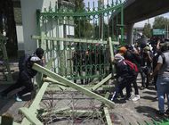 manifestantes atacan complejo militar en mexico