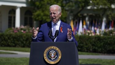 biden lamenta que violencia continua pese a leyes de armas