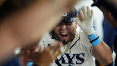 El mexicano Jonathan Aranda, de los Rays de Tampa Bay, festeja su jonrón solitario en el primer juego de la serie divisional ante los Yankees de Nueva York, el sábado 3 de octubre de 2026 (AP Foto/Chris OMeara)