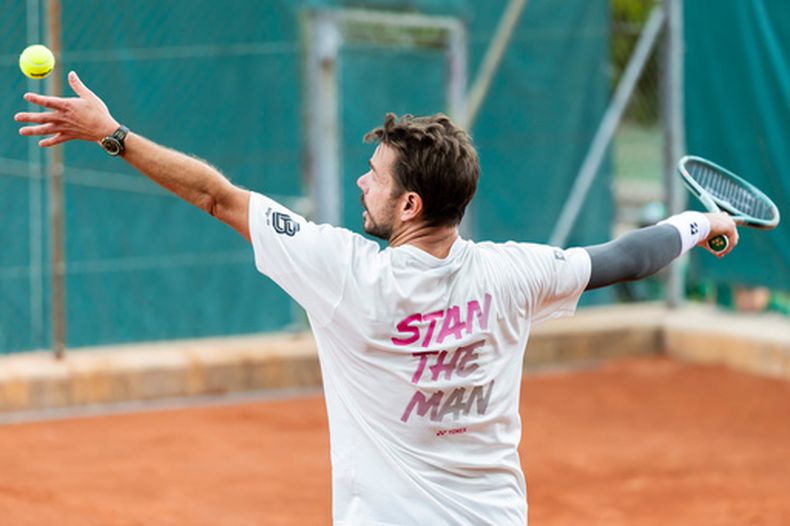El suizo Stan Wawrinka sirve una pelota durante una sesión de entrenamiento en el torneo ATP 250 del Abierto de Ginebra, en Ginebra, Suiza, el sábado 16 de mayo de 2026. (Salvatore Di Nolfi/Keystone vía AP)