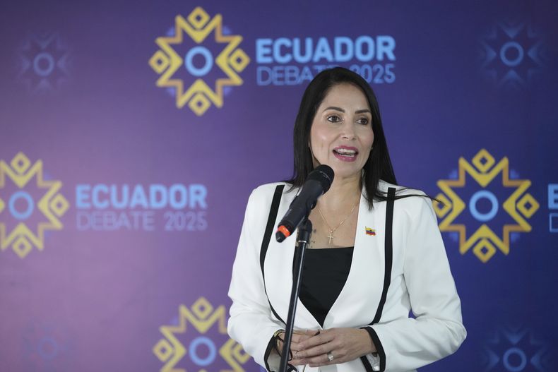 Luisa González, candidata presidencial de Ecuador, antes del debate televisado de cara a la segunda ronda de los comicios, el domingo 23 de marzo de 2025, en Quito. (AP Foto/Dolores Ochoa)