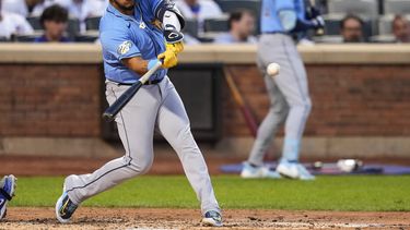 El mexicano Isaac Paredes, de los Rays de Tampa Bay, conecta un jonrón de tres carreras en la tercera entrada del partido ante los Mets de Nueva York, el martes 16 de mayo de 2023, en Nueva York. (AP Foto/Frank Franklin II)