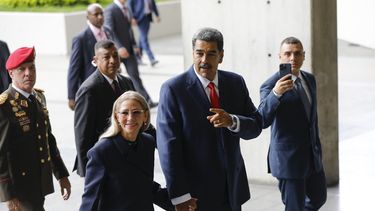 El presidente Nicolás Maduro y su esposa Cilia Flores llegan al Tribunal Supremo el viernes 2 de agosto de 2024, en Caracas, Venezuela. (AP Foto/Cristian Hernández)