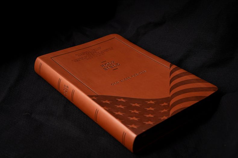 La Biblia del entonces candidato presidencial republicano Donald Trump, en Washington, el 8 de octubre del 2024. (AP foto/Ben Curtis)