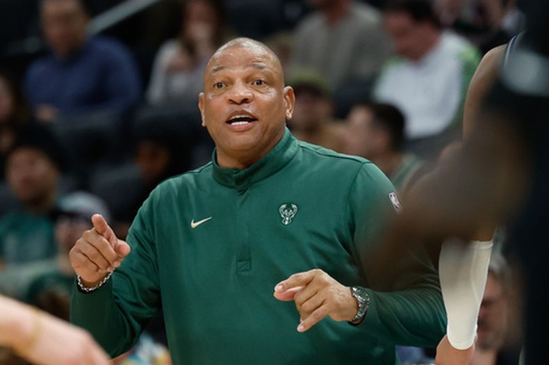 Doc Rivers, entrenador principal de los Bucks de Milwaukee, en la línea lateral durante la primera mitad de un juego de baloncesto de la NBA contra los Nets de Brooklyn, el viernes 10 de abril de 2026, en Milwaukee. (Foto AP/Jeffrey Phelps)