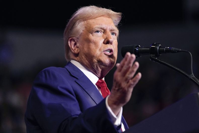 ARCHIVO - El expresidente Donald Trump, candidato presidencial republicano, habla en un mitin de campaña en el Mohegan Sun Arena en Casey Plaza, el 17 de agosto de 2024, en Wilkes-Barre, Pensilvania. Trump, ayudado por imágenes generadas por inteligencia artificial, aceptó un respaldo falso de Taylor Swift. (Foto AP/Carolyn Kaster)