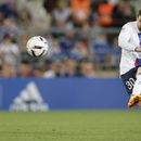 Lionel Messi del Paris Saint-Germain patea el balón en el empate 1-1 ante Estrasburgo en la liga francesa, el sábado 27 de mayo de 2023. (AP Foto/Jean-Francois Badias)