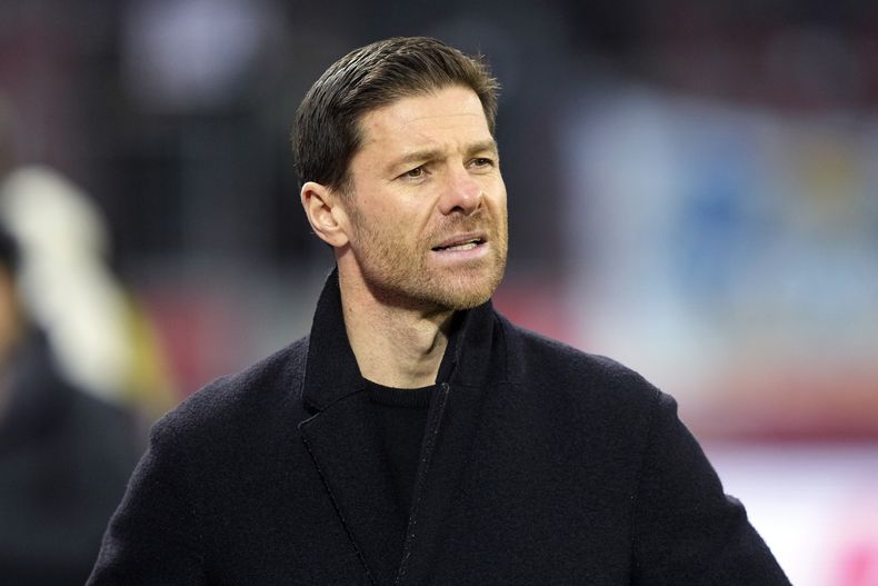 ARCHIVO - oto del 29 de enero del 2023, el entrenador del Bayer Leverkusen Xabi Alonso observa a su equipo en un encuentro de la Bundesliga ante el Borussia Dortmund. El viernes 4 de agosto del 2023, Alonso extiende su contrato con l equipo hasta el 2026. (AP Foto/Martin Meissner, file)
